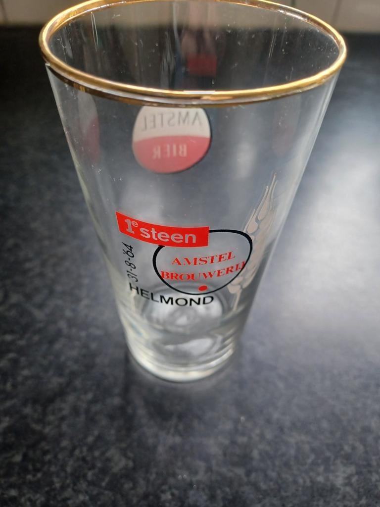 Amstel bierglas 1e steen brouwerij Helmond 31-8-'64, Verzamelen, Biermerken, Ophalen, Gebruikt, Glas of Glazen, Amstel