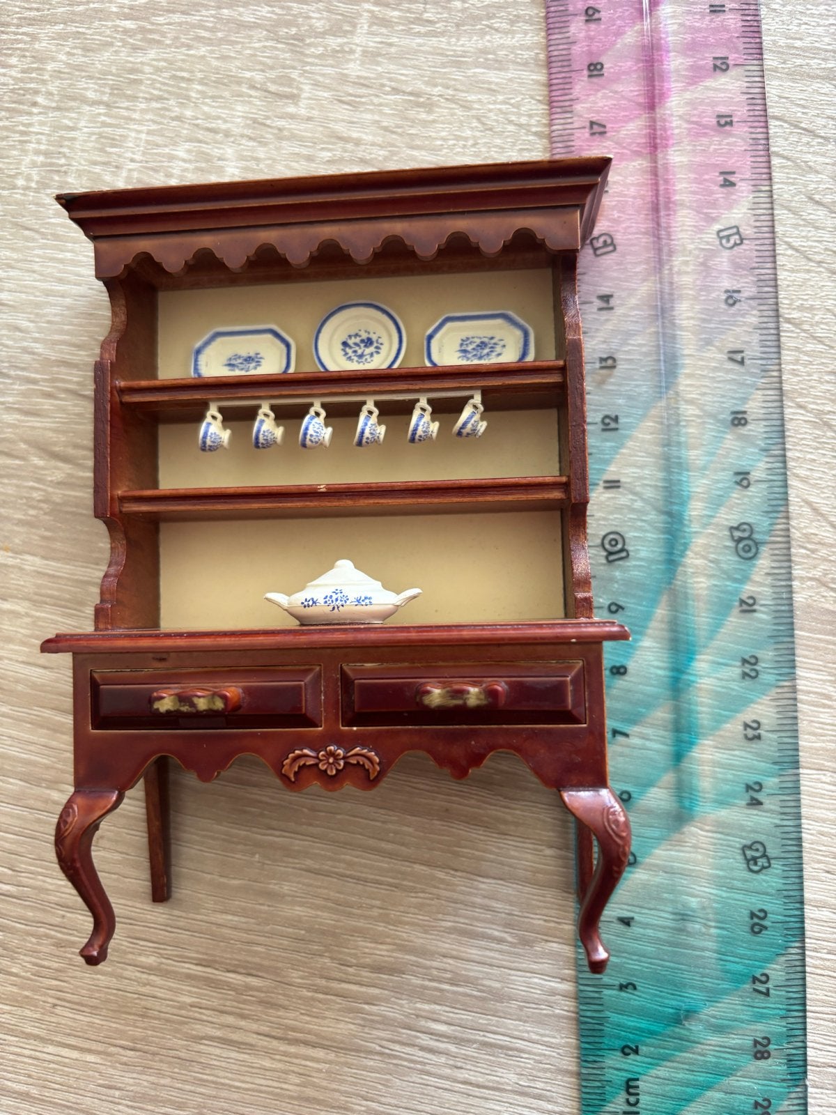 Miniatuur dressoir met servies - Poppenhuis meubel, Verzamelen, Poppenhuizen en Toebehoren, Ophalen of Verzenden, Zo goed als nieuw