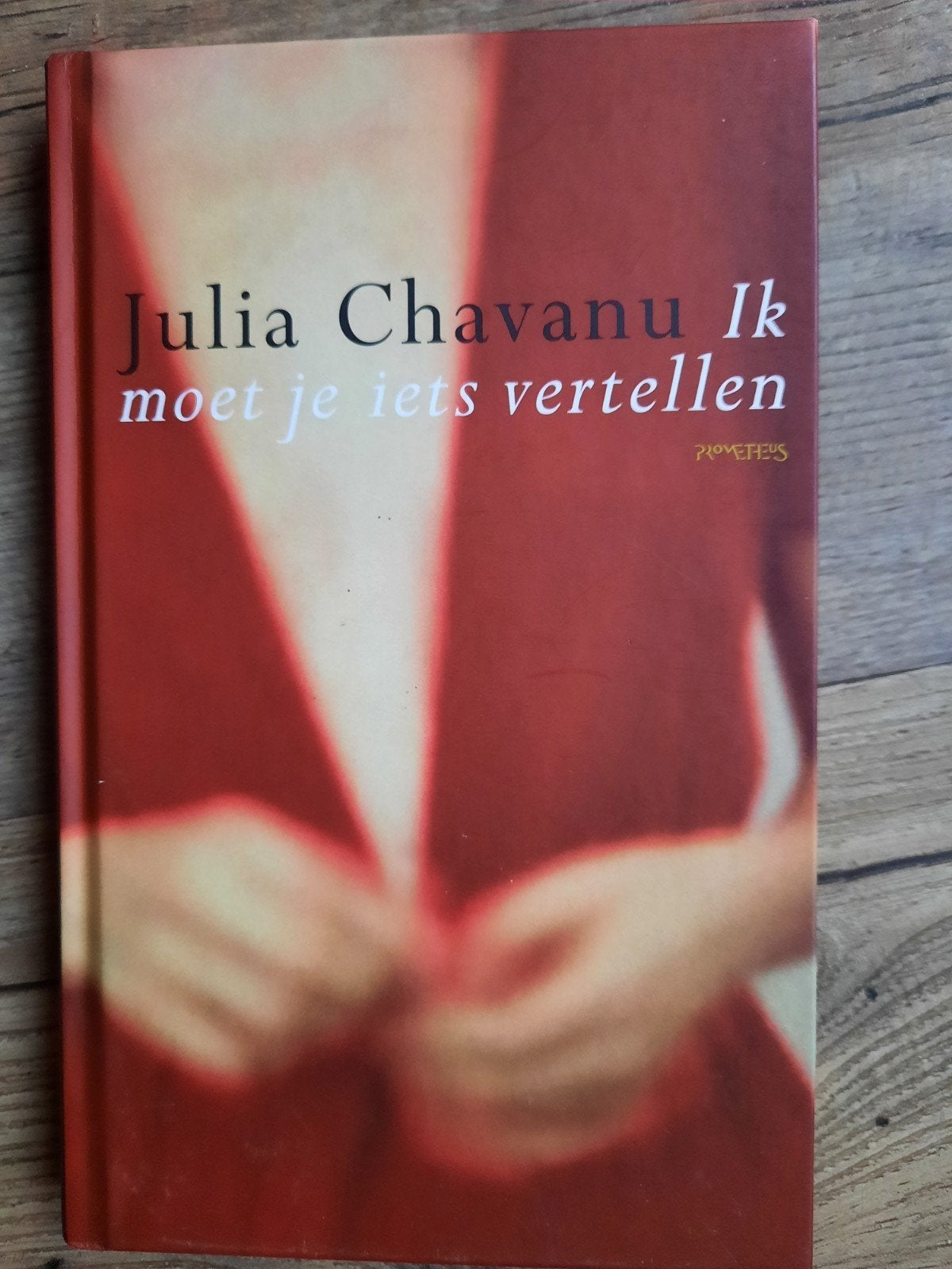 Julia Chavanu - Ik moet je iets vertellen, Ophalen of Verzenden, Zo goed als nieuw