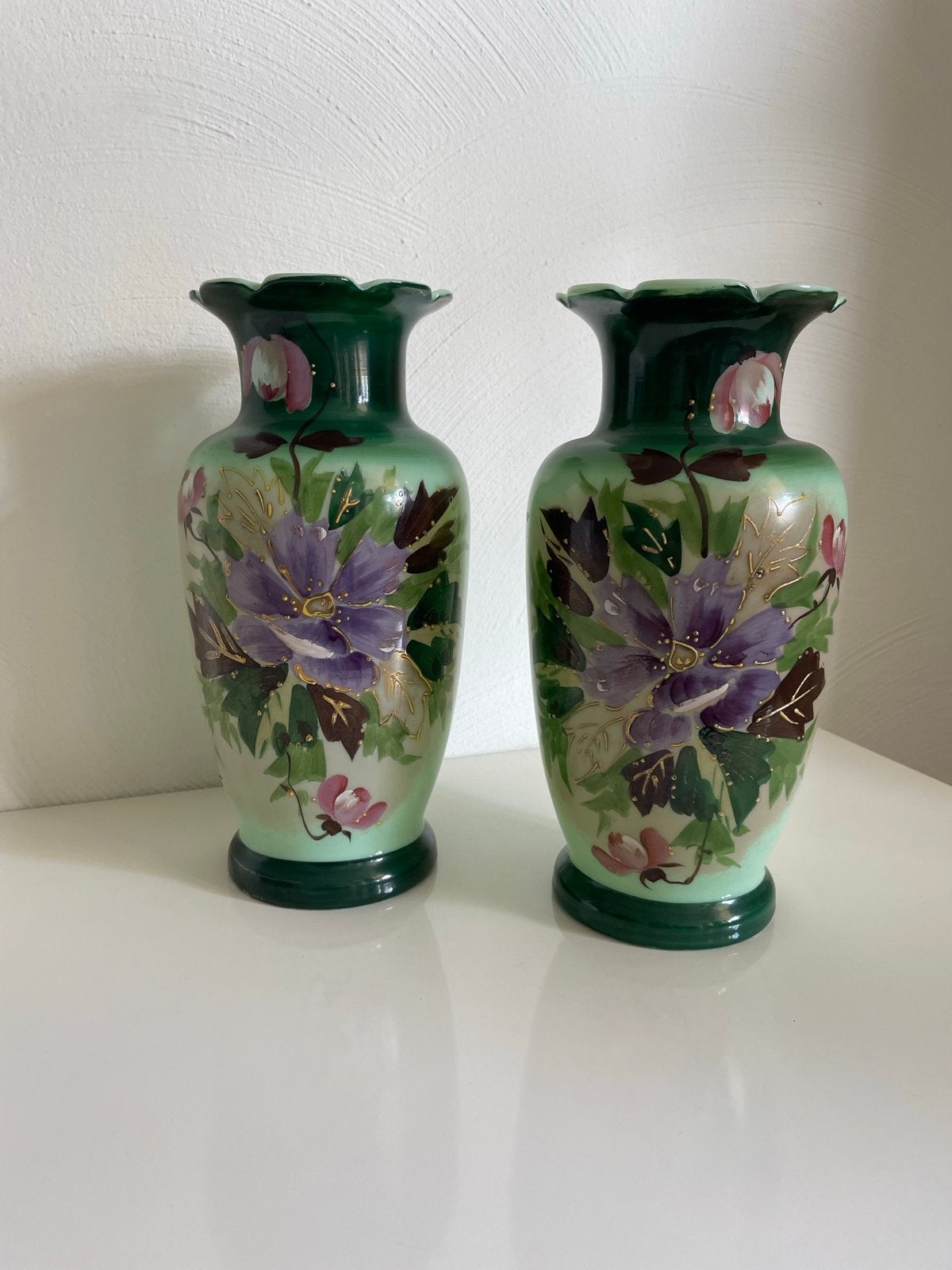 Set van twee opaline glazen vazen met bloemmotief, Antiek en Kunst, Antiek | Vazen, Ophalen