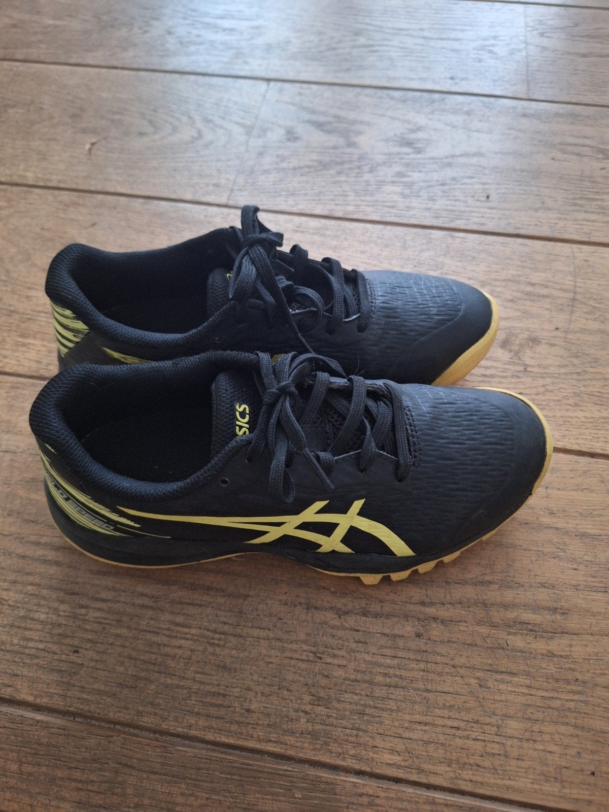 Asics kunstgras hockey/ korfbal schoenen mt 35/36, Ophalen of Verzenden, Gebruikt