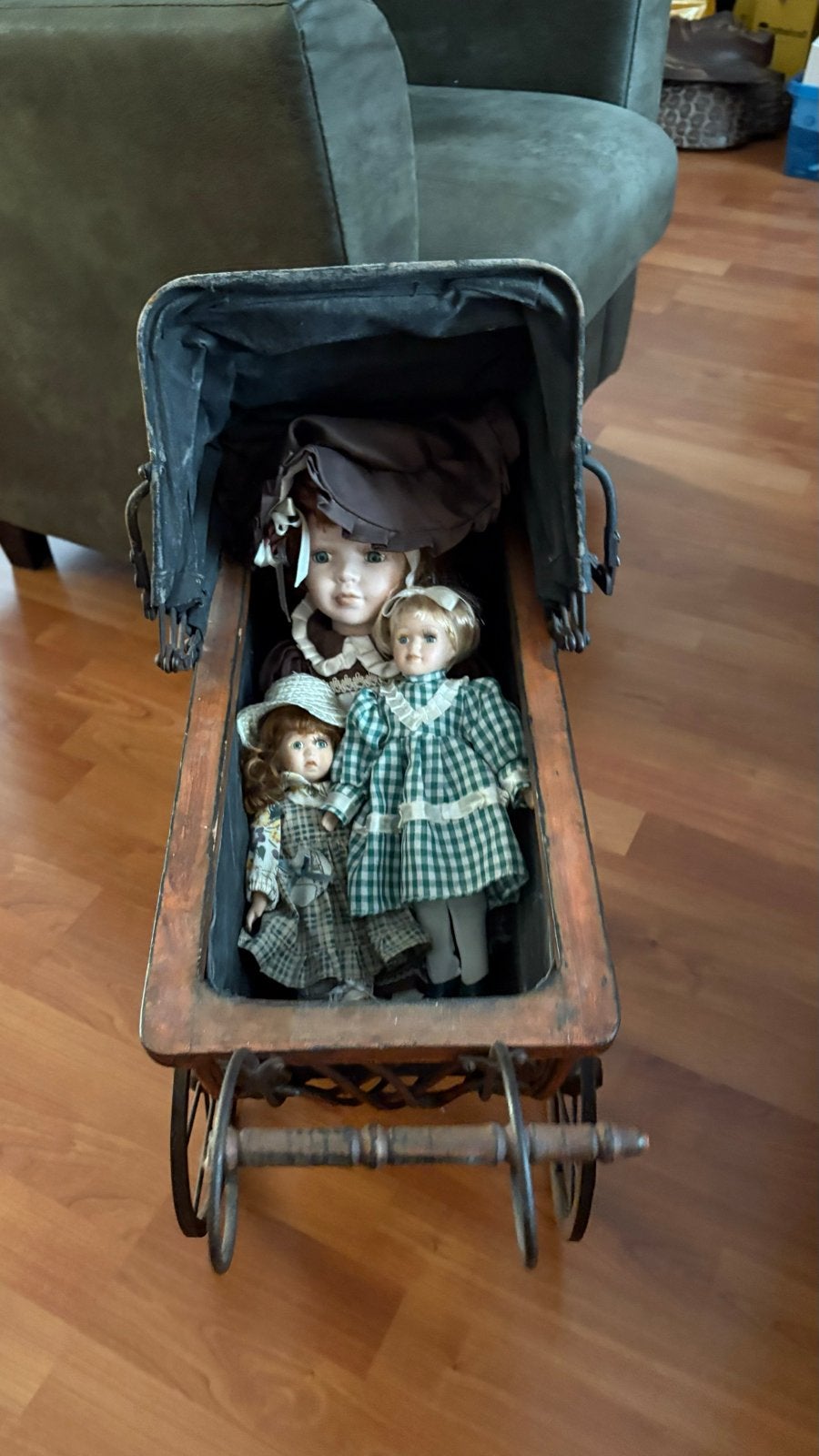 Antieke poppenwagen met 3 porseleinen poppen, Ophalen, Gebruikt, Pop