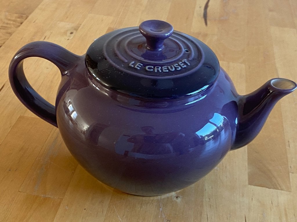 Le Creuset theepot Cassis 0,65 Liter met roestvrijstaal zeef, Overige merken, Ophalen of Verzenden, Zo goed als nieuw, Aardewerk