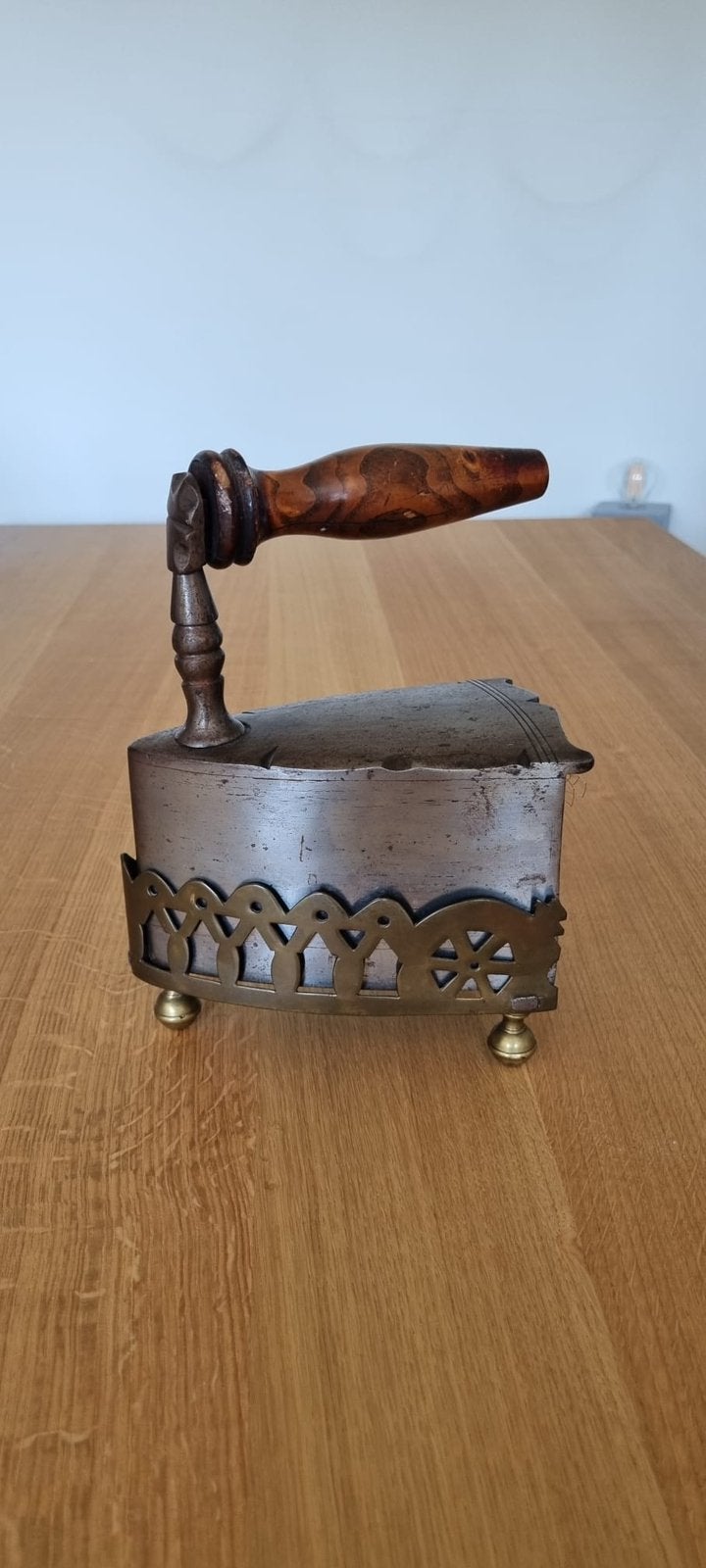Antiek strijkijzer met houder, Ophalen