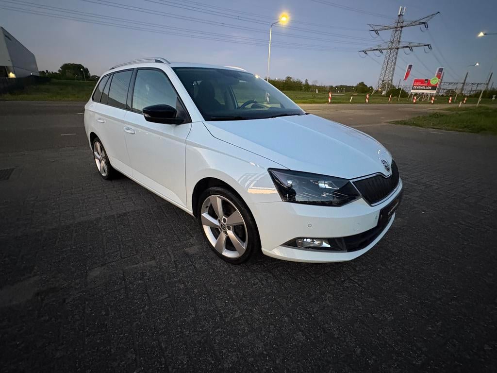 Skoda Fabia 1.2 TSI First Edition Style Combi 2015 Automaat, Auto's, Skoda, Stof, Wit, LED verlichting, Dealer onderhouden