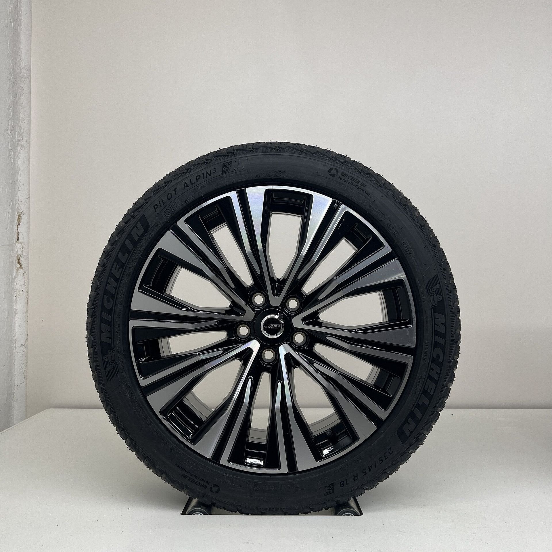 Volvo V60 / S60 - 18 inch - winterbanden NIEUW, Auto-onderdelen, 18 inch, Banden en Velgen, Nieuw, 235 mm