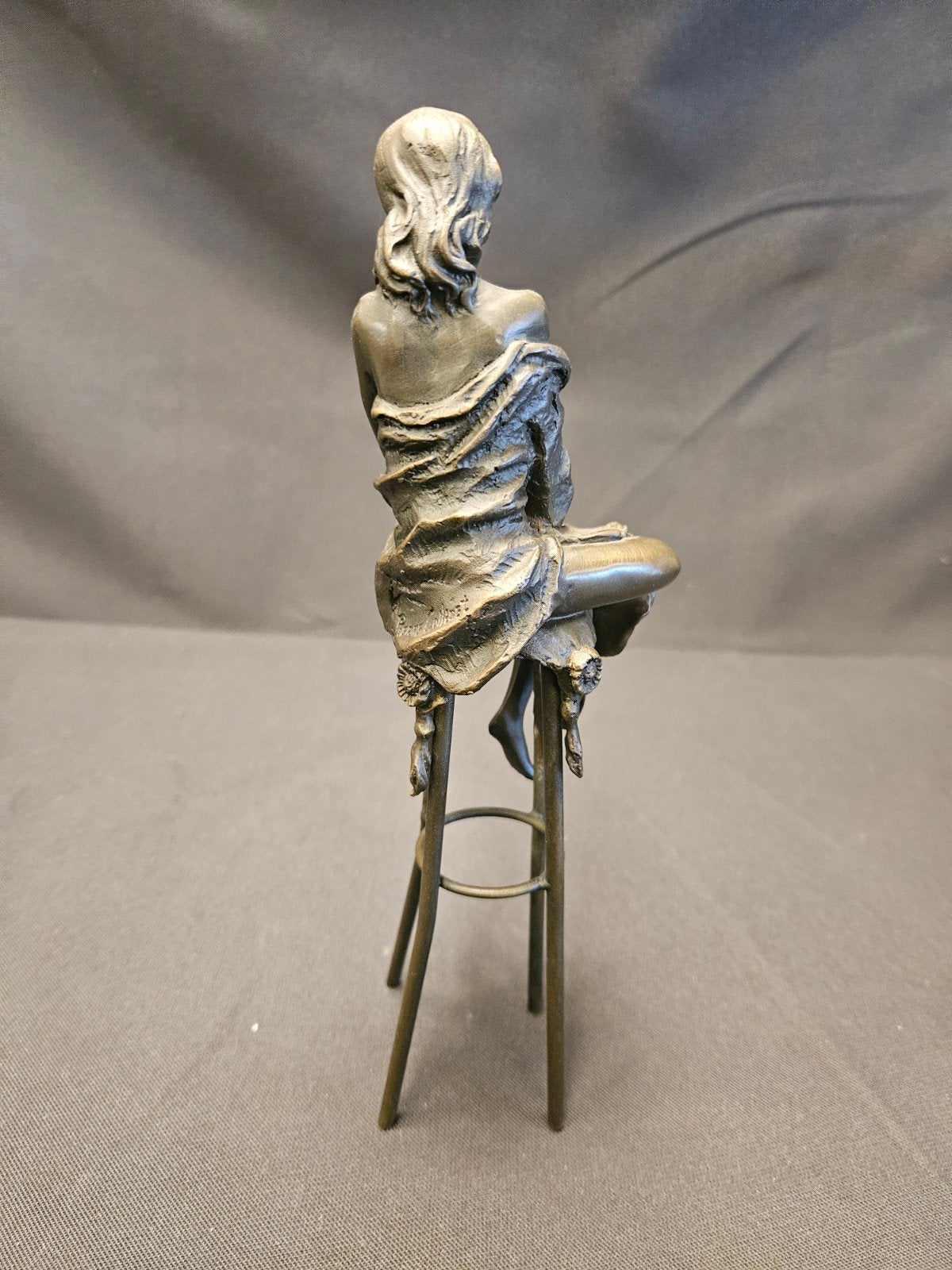Bronzen beeldje van zittende vrouw op kruk, 27 cm hoog, Ophalen of Verzenden, 20 - 50 cm, Beeld, Bruin