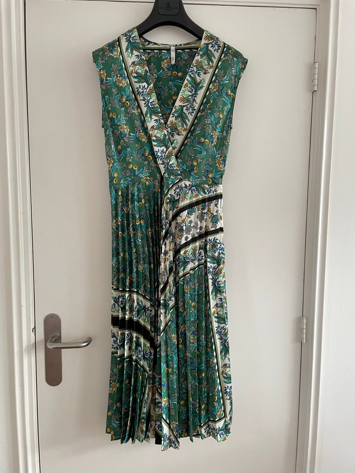 Mango Groene Jurk M met Bloemenprint en Plissé, Kleding | Dames, Jurken, Maat 38/40 (M), Ophalen of Verzenden, Zo goed als nieuw