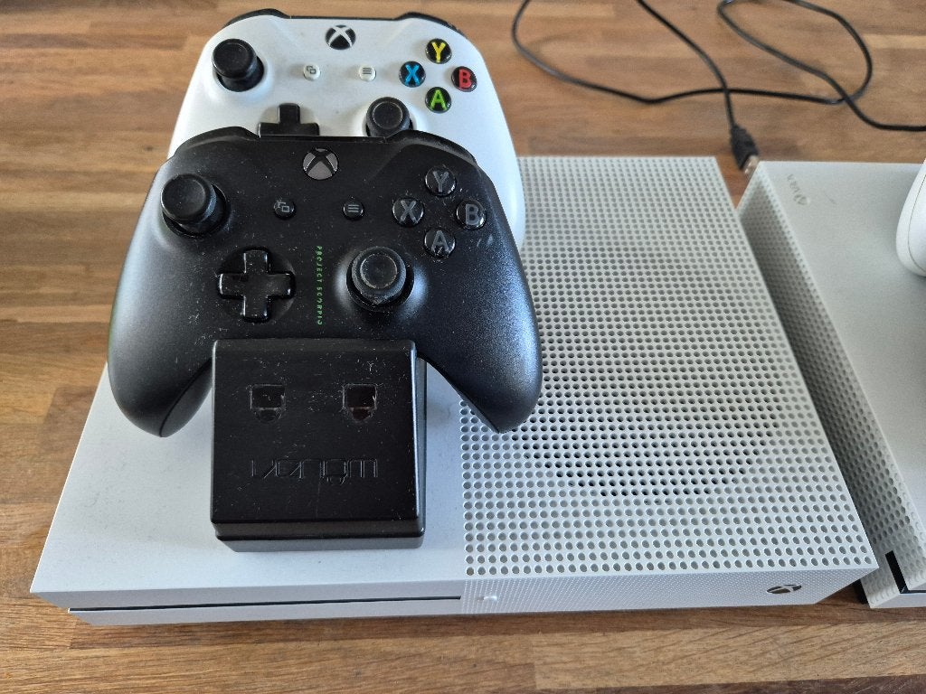 Xbox One S supercompleet met 2 controllers en laadstation, 500 GB, Met 2 controllers, Xbox One S, Ophalen of Verzenden