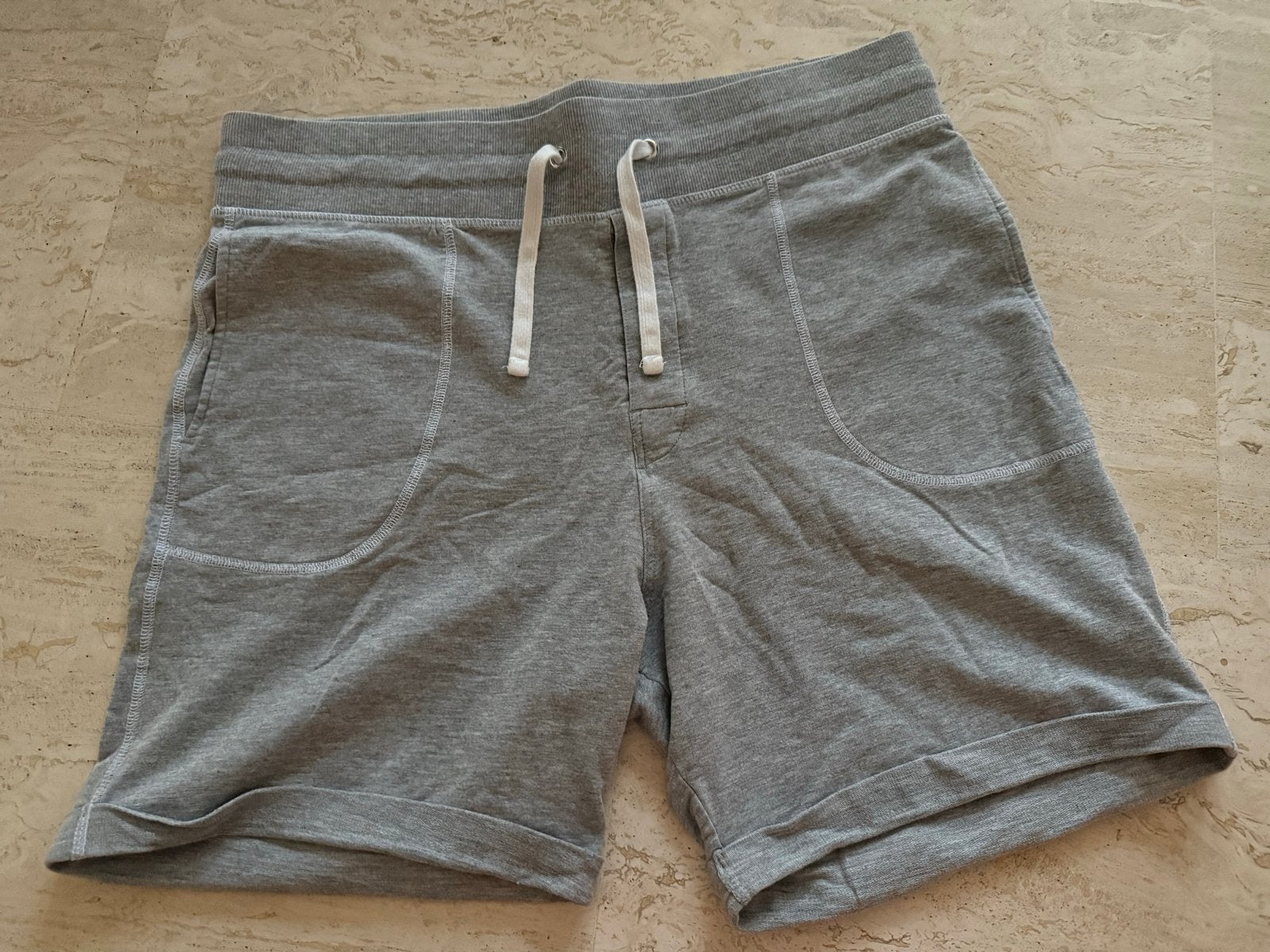 H&M Joggingbroekje Licht Grijs Maat L, Kleding | Heren, Broeken en Pantalons, Ophalen of Verzenden, Zo goed als nieuw, Maat 52/54 (L)