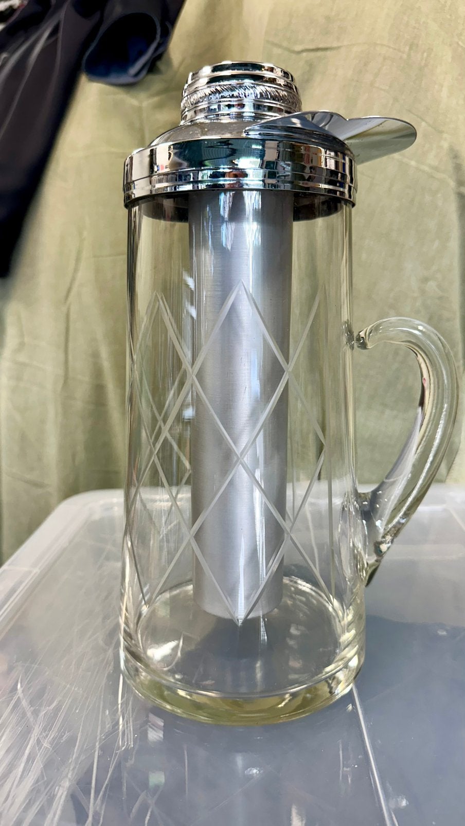 Chillit pitcher waterkan met koelelement, is geslepen glas, Antiek en Kunst, Antiek | Glas en Kristal, Ophalen
