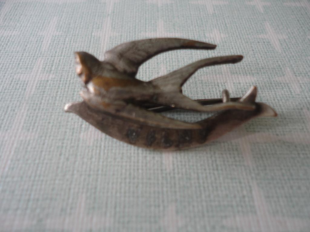 Oude vintage Swallow Bird broche/speld., Sieraden, Tassen en Uiterlijk, Broches, Overige materialen, Gebruikt, Verzenden, Minder dan 4 cm