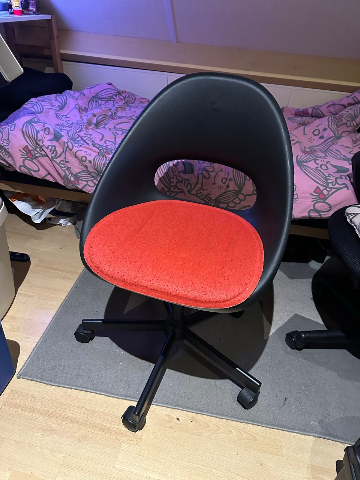 IKEA LOBERGET / MALSKÄR draaistoel en zitkussen, Huis en Inrichting, Ophalen, Kunststof, Gebruikt, Zwart