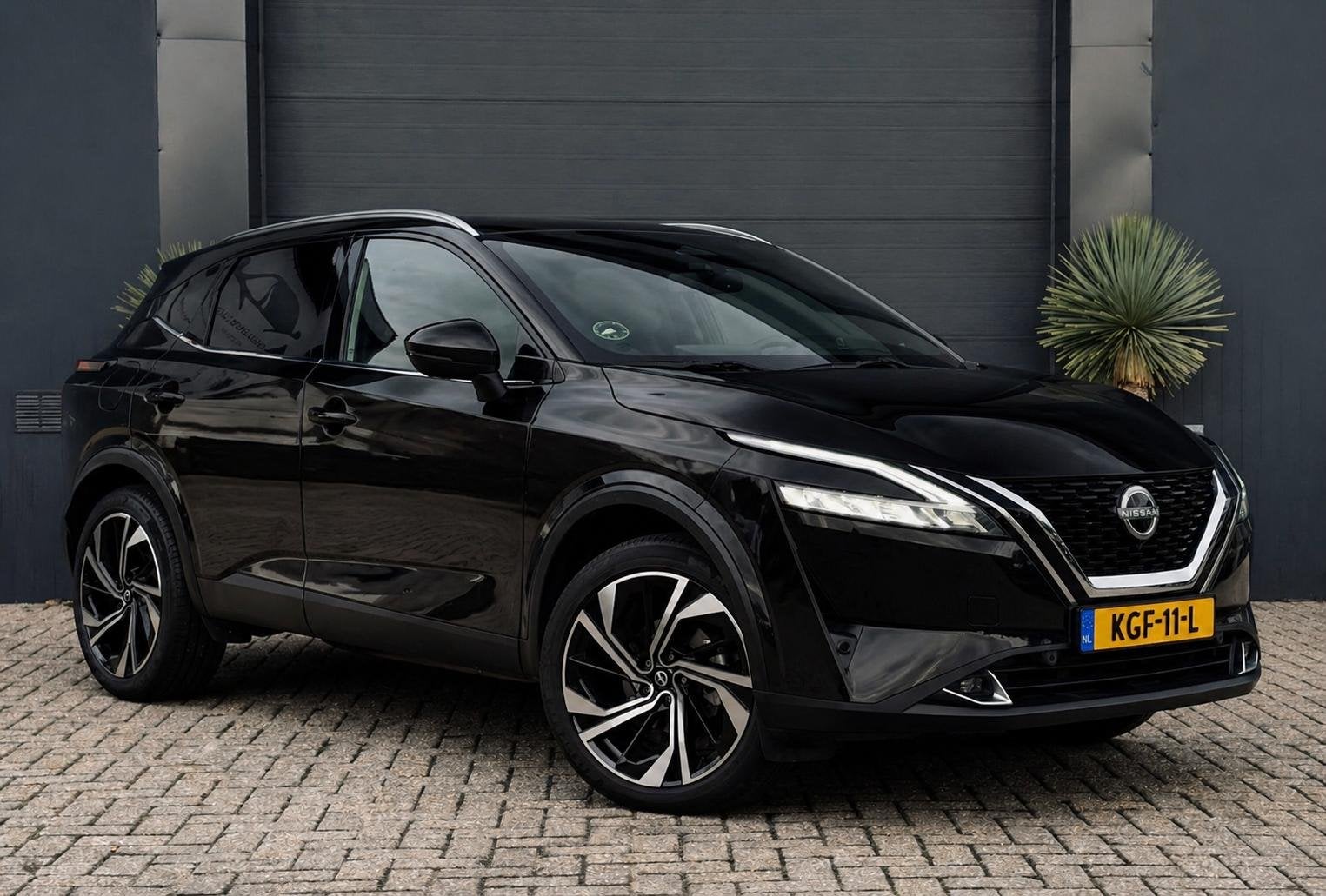 Nissan Qashqai 1.3 MHEV Xtronic Tekna Plus|Automaat|Pano|360, Auto's, Nissan, Stof, Euro 6, Zwart, Bedrijf
