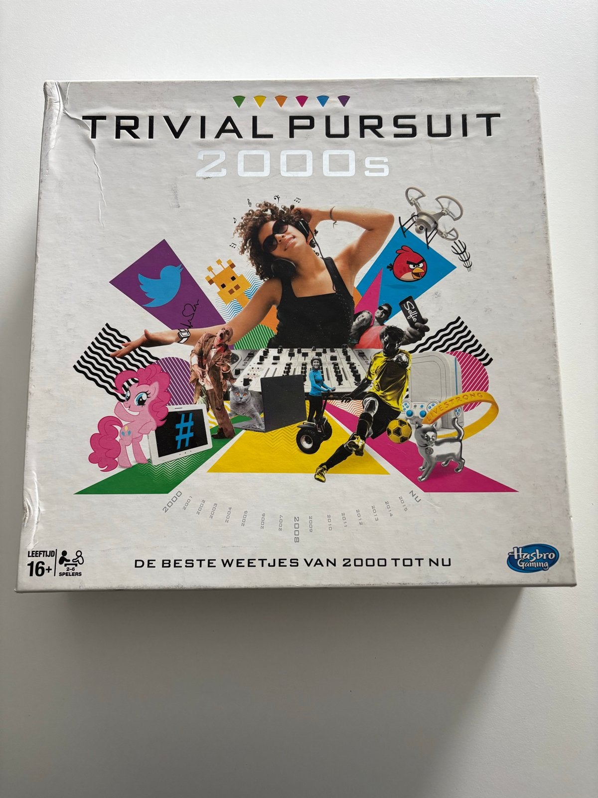 Trivial Pursuit 2000s - Compleet Gezelschapsspel, Drie of vier spelers, Ophalen of Verzenden, Zo goed als nieuw