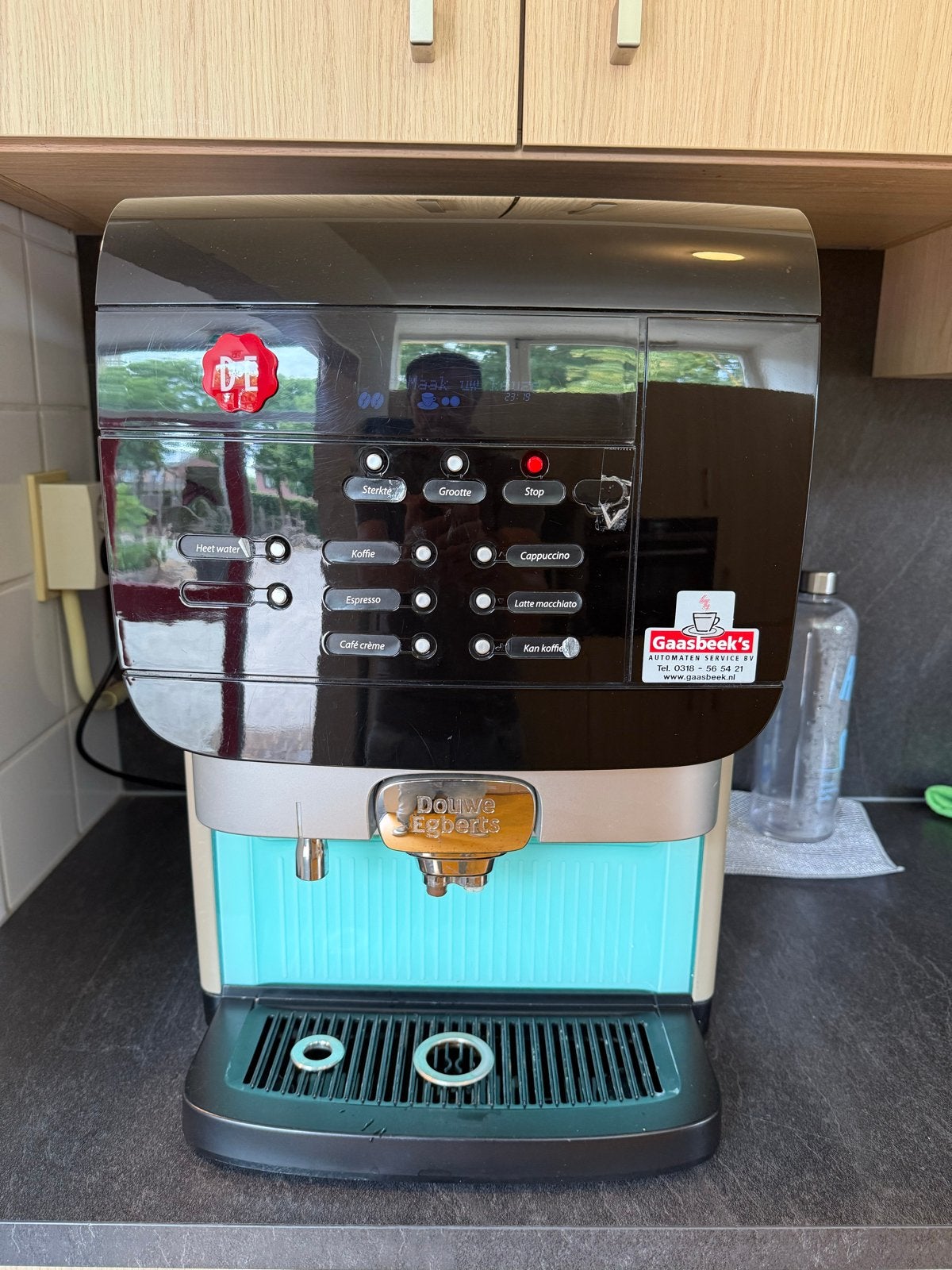 Douwe Egberts Koffiemachine met wateraansluiting, Witgoed en Apparatuur, Koffiezetapparaten, Gebruikt, Gemalen koffie, Koffiemachine