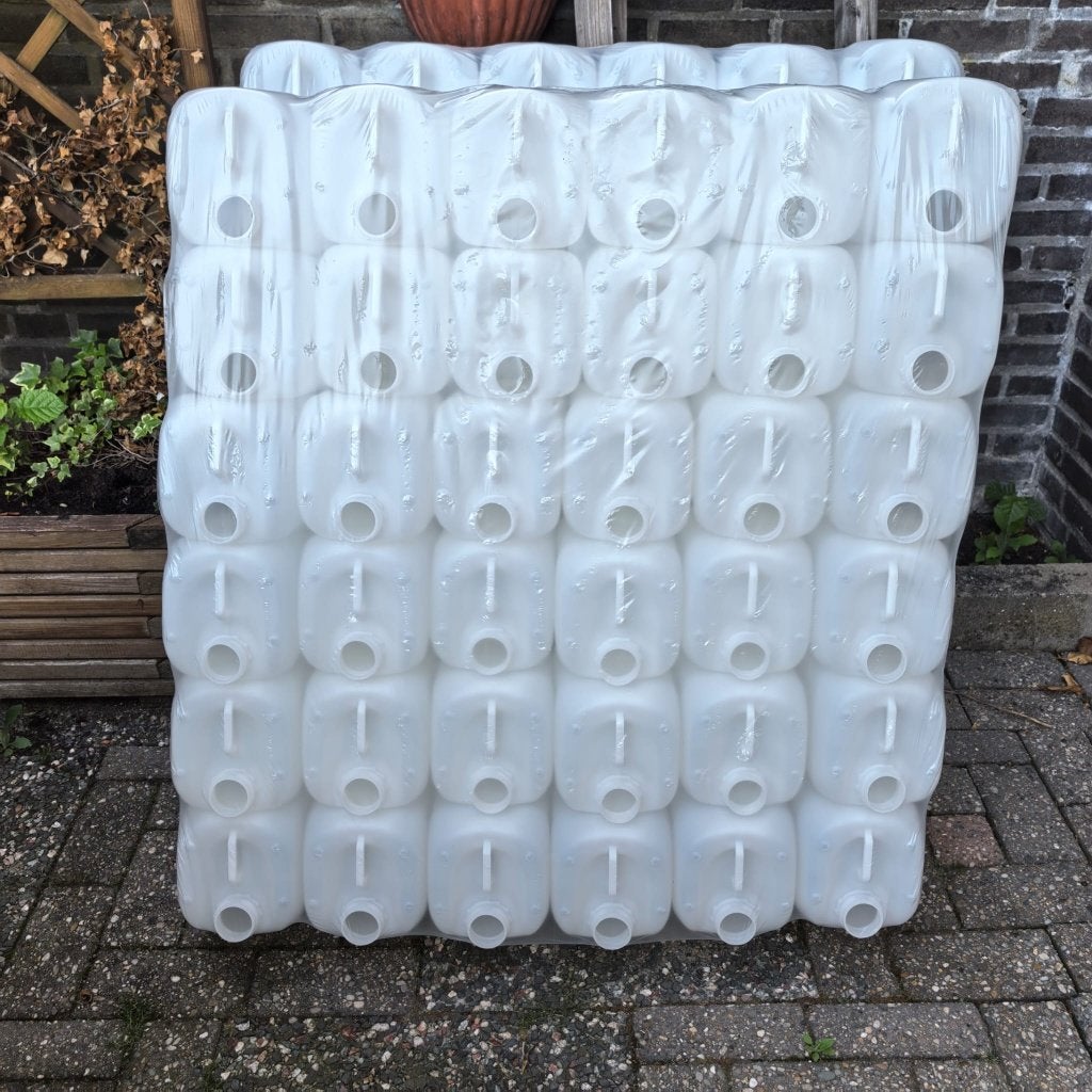 102 nieuwe jerrycans van 5 liter., Ophalen