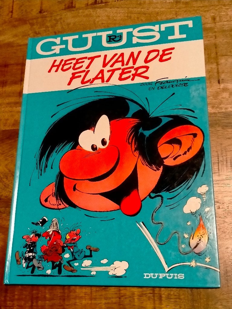 Guust Flater R4 deel 4 heet van de flater hardcover strip, Boeken, Eén stripboek, Verzenden, Gelezen