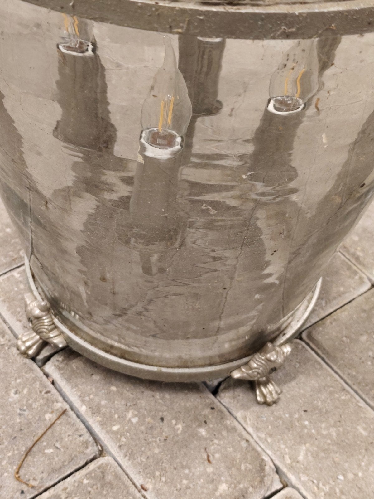 Antieke lantaarn met glazen kap en metalen frame, Ophalen
