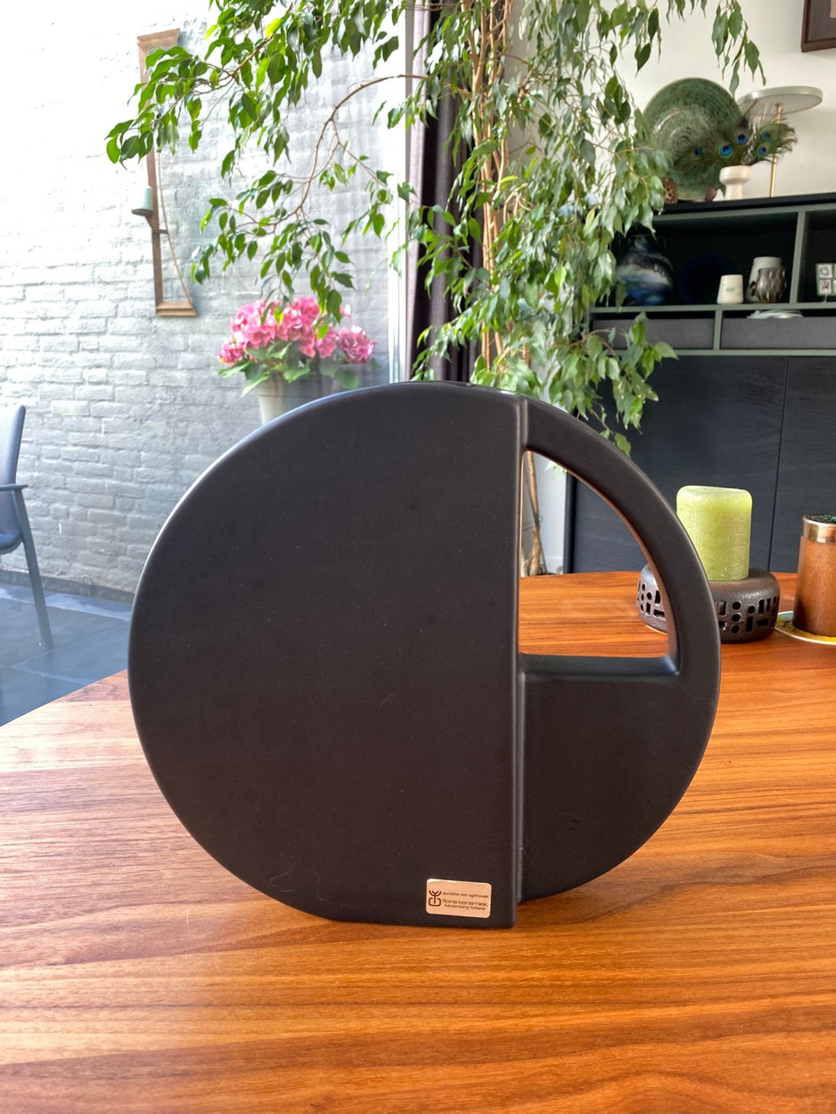Vintage zwarte Cirkelvaas van Dorothe van Agthoven, Zwart, 25 cm, Ophalen of Verzenden, Zo goed als nieuw