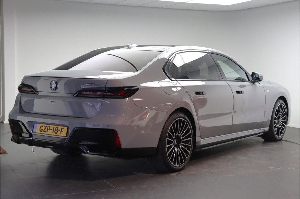 BMW i7 eDrive50 High Executive M Sport / Panoramadak / Stoel, Auto's, BMW, Achterwielaandrijving, Gebruikt, Zwart, Met garantie (alle)