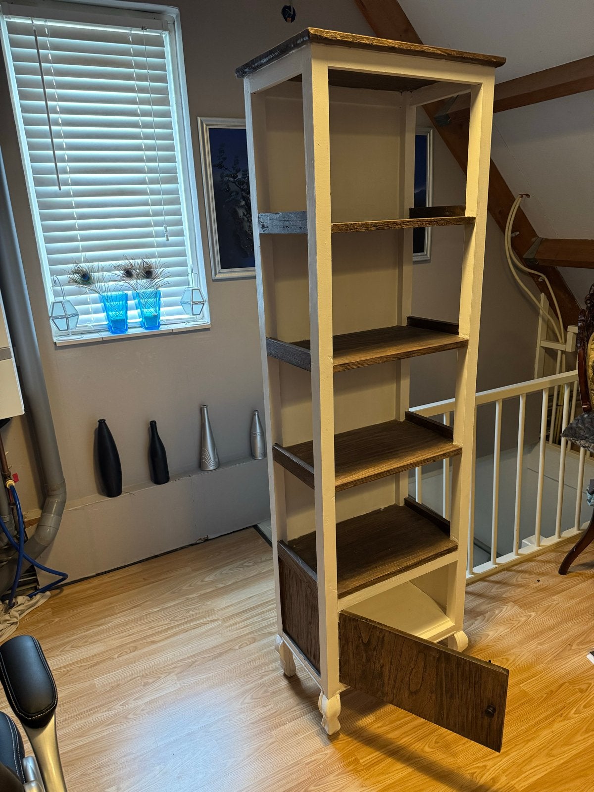 Hoge boekenkast met deurtje en planken, wit/hout, Huis en Inrichting, Ophalen, Minder dan 50 cm, Gebruikt, 200 cm of meer