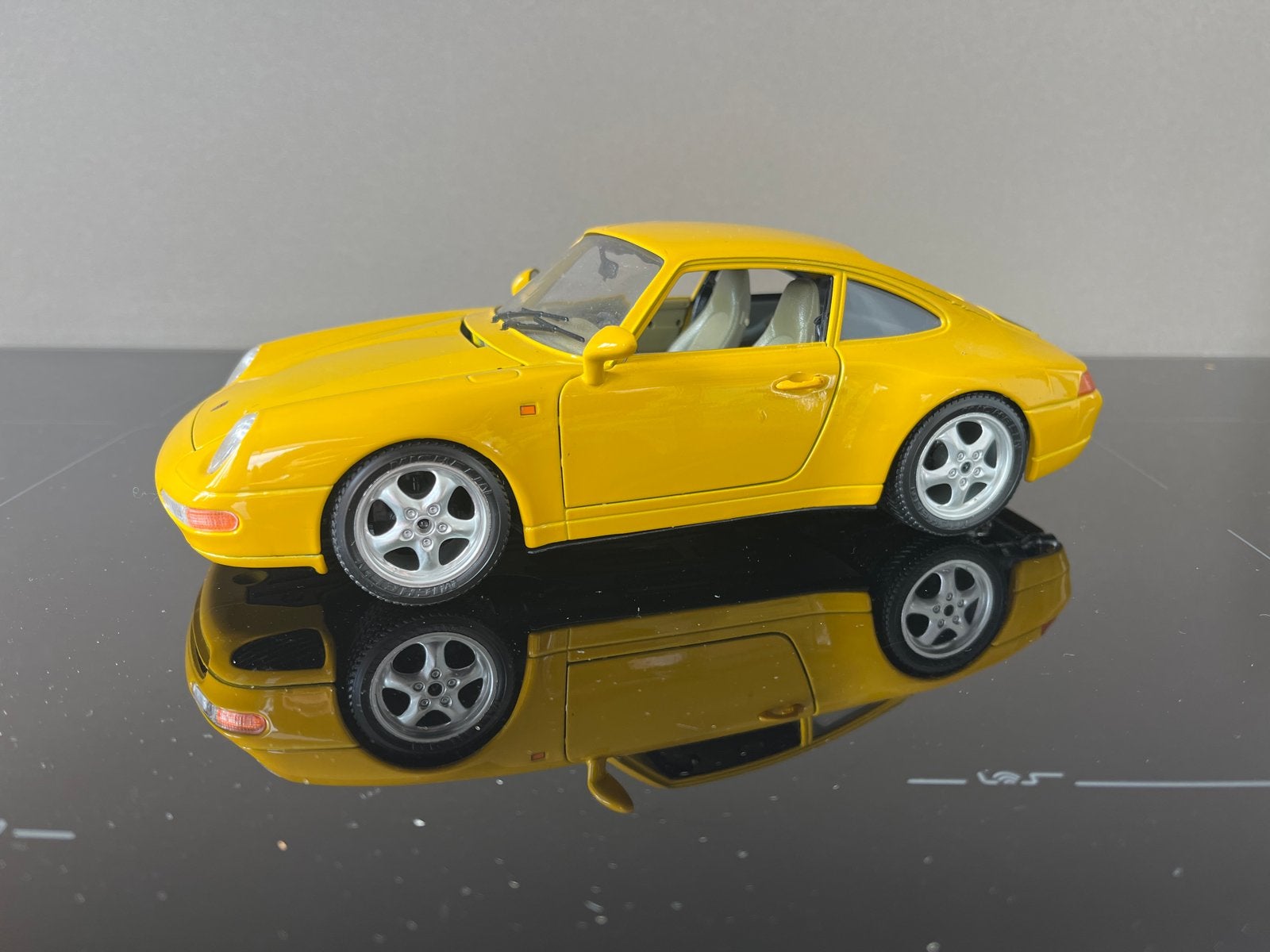 Gele Porsche 911 Carrera (1993) - Zo goed als nieuw, Ophalen of Verzenden, Zo goed als nieuw, Auto, Bburago