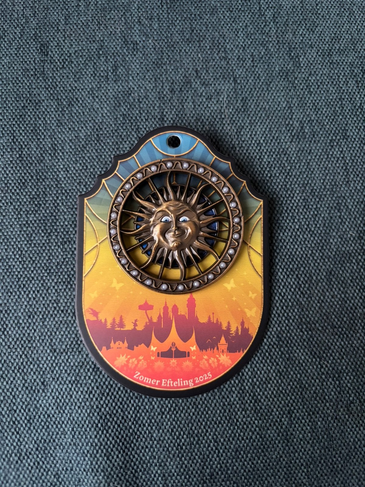 Pin Zomer Efteling 2025, Ophalen of Verzenden, Zo goed als nieuw, Button of Speldje