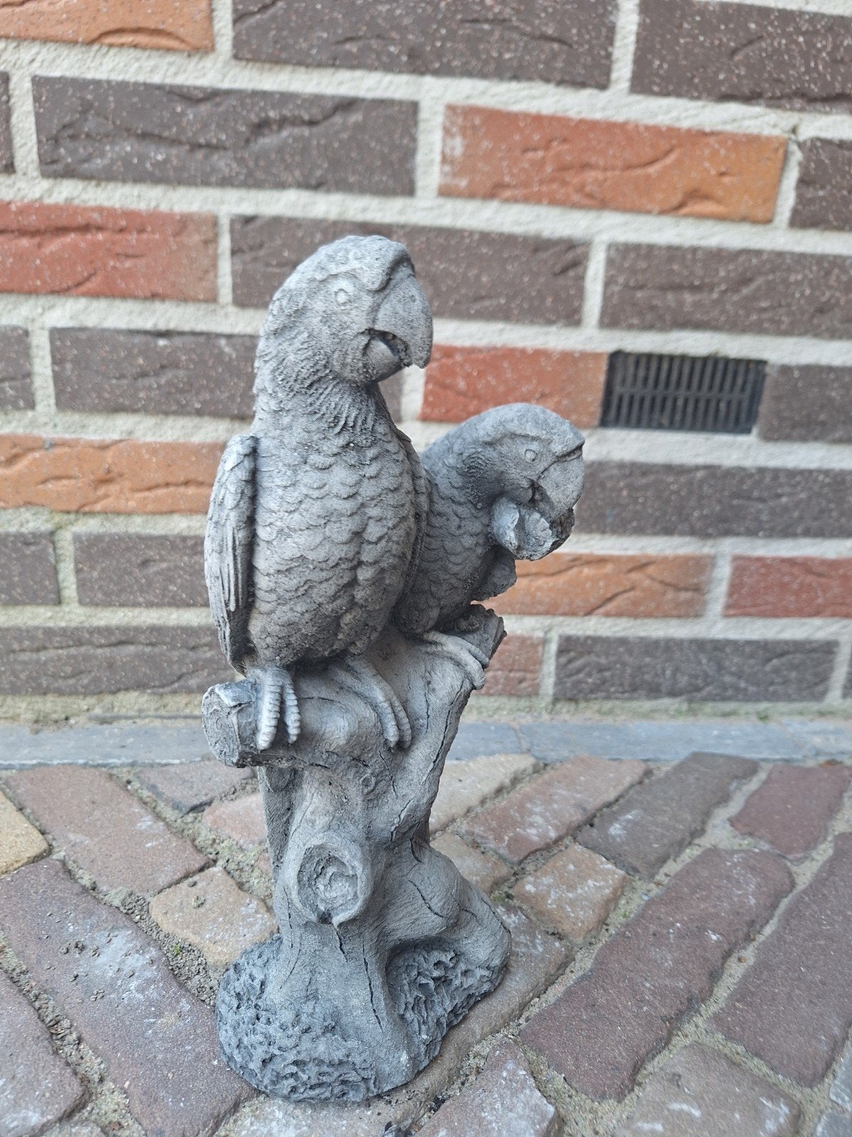 Betonnen beeld: Twee papegaaien op stok - 30 cm hoog, Ophalen, Nieuw, Beton, Dierenbeeld