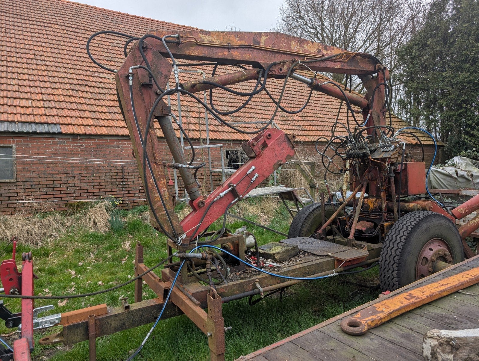 Oude zware laadkraan op onderstel, Ophalen