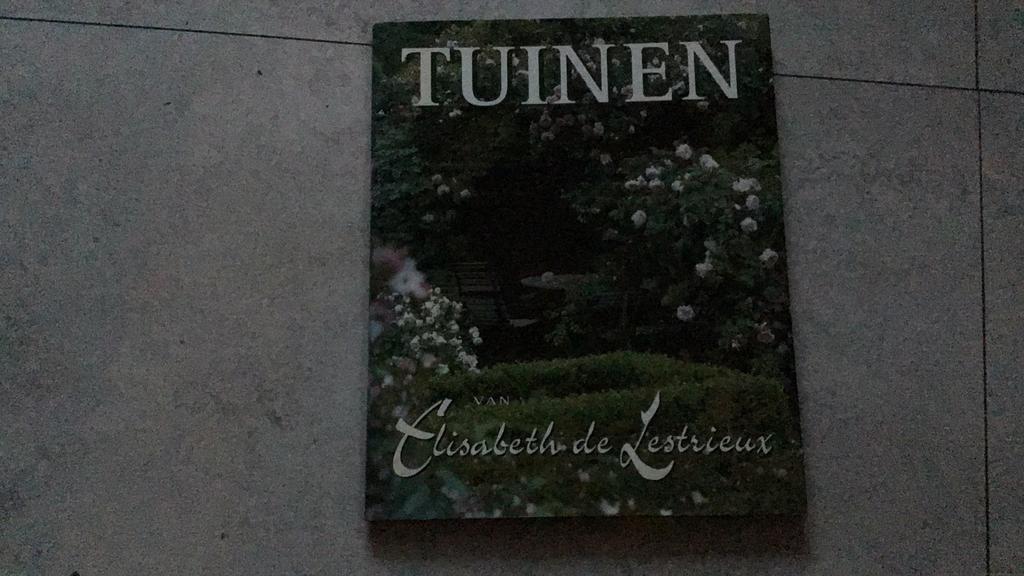 Tuinen van Elisabeth de Lestrieux, Boeken, Wonen en Tuinieren, Ophalen of Verzenden, Zo goed als nieuw, Tuinontwerpen