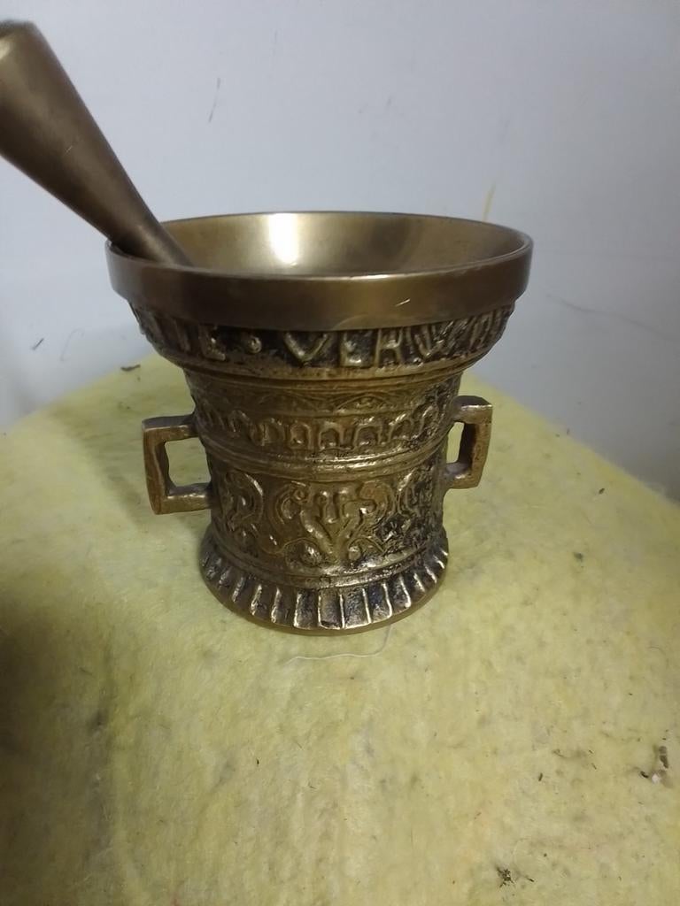 3775) mooie oude bronze  vijzel met stamper met opdruk, Antiek en Kunst, Ophalen of Verzenden