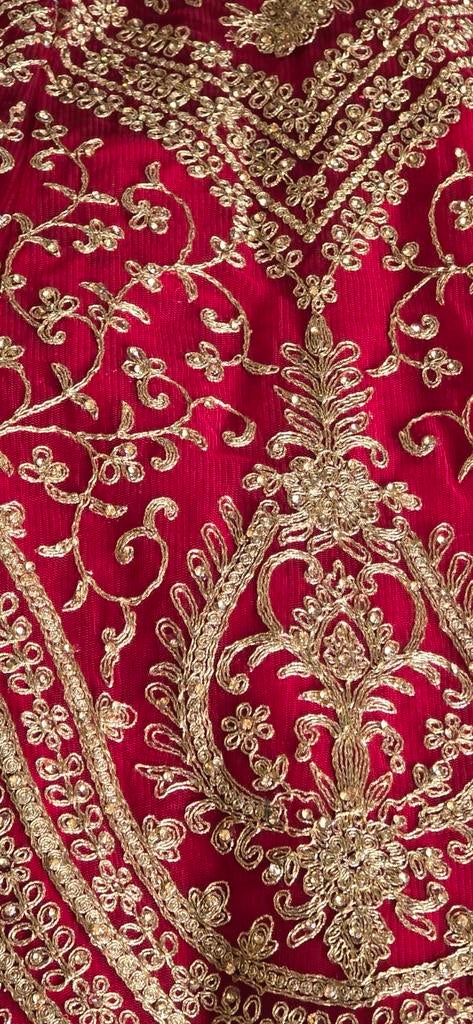 Prachtige rode Indiase trouwjurk met gouden borduursels, Kleding | Dames, Gelegenheidskleding, Overige typen, Maat 42/44 (L), Ophalen of Verzenden