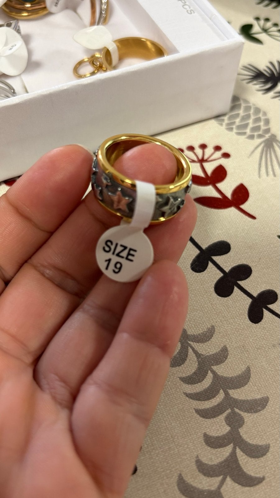 Stoere herenring met sterren - maat 19 - goud/zilverkleurig, Sieraden, Tassen en Uiterlijk, Overige materialen, Overige kleuren