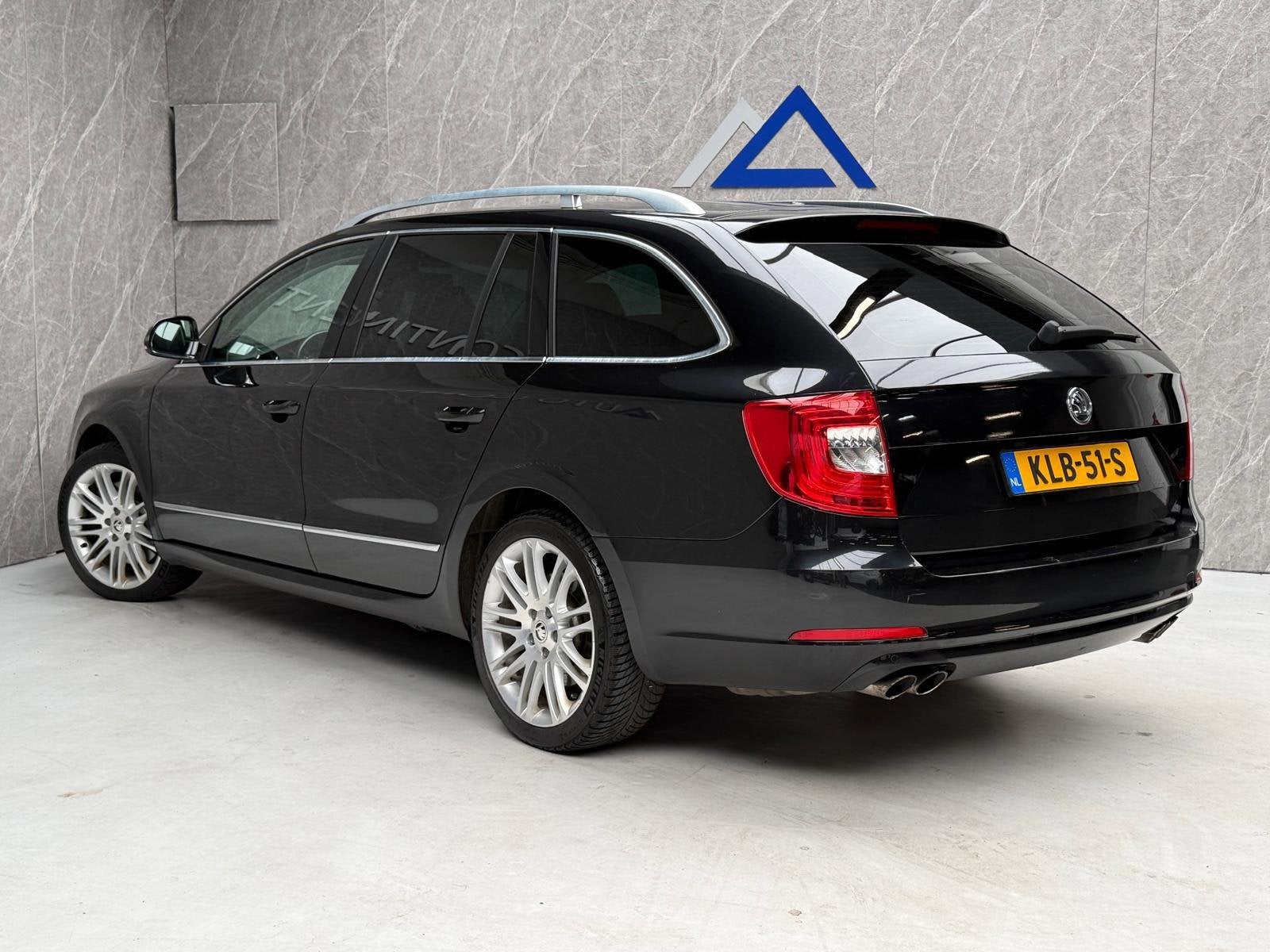 Skoda Superb Combi 3.6 FSI Elegance 4x4 260 PK / APK / Facel, Auto's, Skoda, Automaat, Euro 5, Zwart, 2000 kg