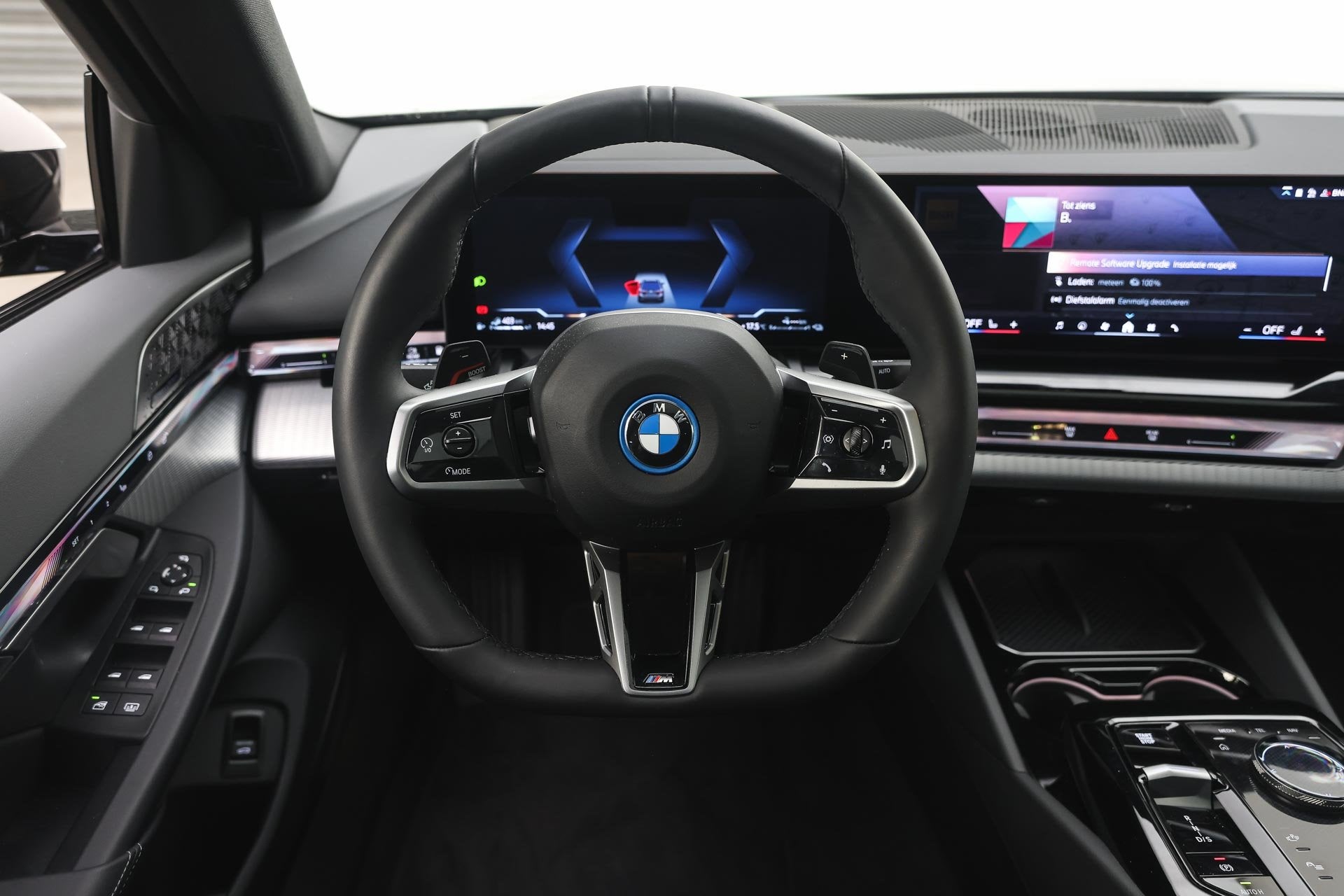 BMW 5 Serie 550e xDrive M Sport Automaat / Panoramadak / Bow, Auto's, Dealer onderhouden, Gebruikt, Bedrijf, 489 pk