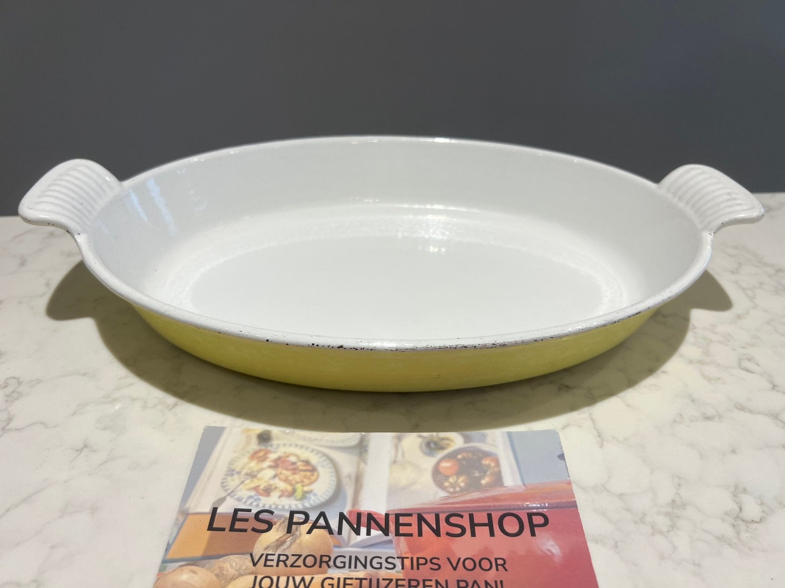 Le Creuset ovenschaal Elysee Jaune 32 cm in goede staat, Gebruikt, Gietijzer, Overige typen, Le Creuset