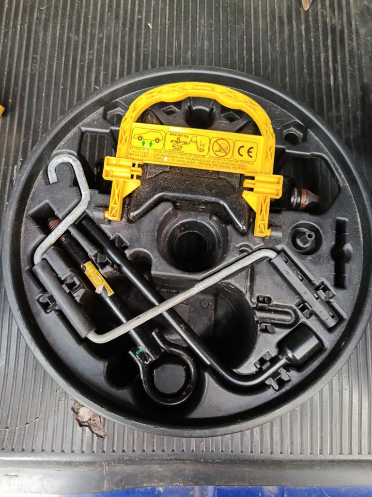 Gereedschap set Renault Clio 2: sleepoog, krik, wiel sleutel, Auto diversen, Autogereedschap, Ophalen of Verzenden