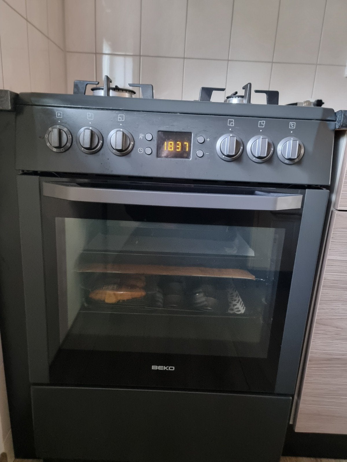 Beko Vrijstaand Gasfornuis met Oven  (oven klein defect), Ophalen, 60 cm of meer, 4 kookzones, Gas