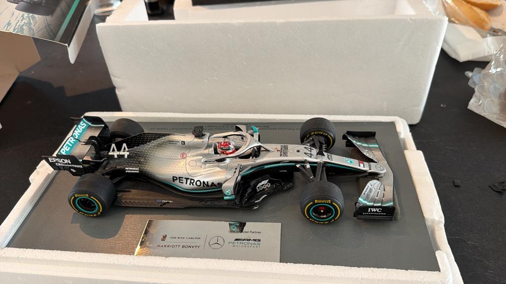 Mercedes-AMG F1 W10 EQ Power+ 2019 Lewis Hamilton 1:18, Hobby en Vrije tijd, Modelauto's | 1:43, Ophalen of Verzenden, Zo goed als nieuw