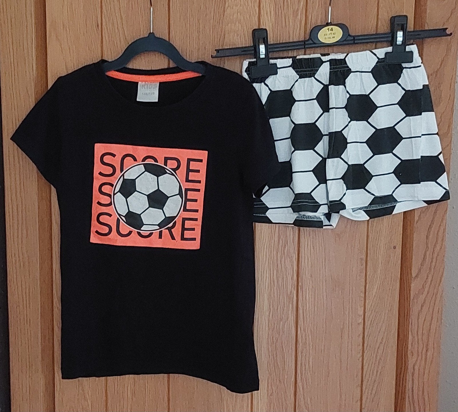 Voetbal pyjama set,  maat 122/128, Kinderen en Baby's, Ophalen, Nacht- of Onderkleding, Europe Kids, Zo goed als nieuw