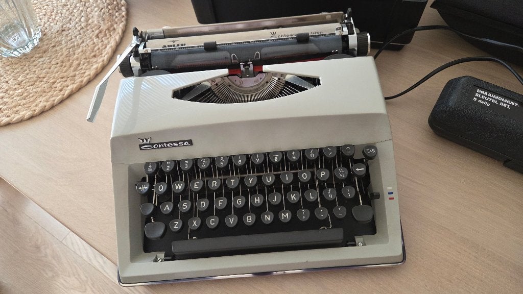 Oude antieke typemachine, Ophalen, Gebruikt