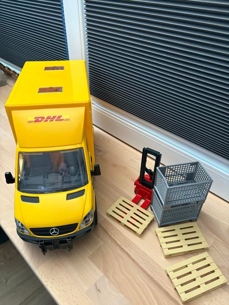 Bruder DHL wagen met pompwagen, pallets en bakken, Kinderen en Baby's, Speelgoed | Speelgoedvoertuigen, Ophalen, Gebruikt