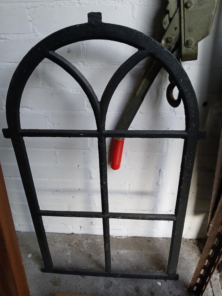 Decoratief gietijzeren raamkozijn - Gotische stijl, Ophalen of Verzenden, Gebruikt, Minder dan 80 cm, Overige typen