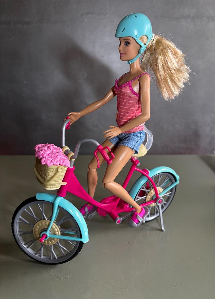 Barbie op de fiets, Kinderen en Baby's, Speelgoed | Poppen, Verzenden, Zo goed als nieuw, Barbie