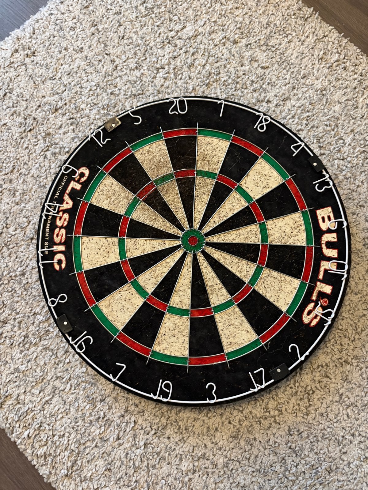 Bulls Classic Dartbord met Surround Ring, Sport en Fitness, Ophalen, Gebruikt, Dartbord met pijlen