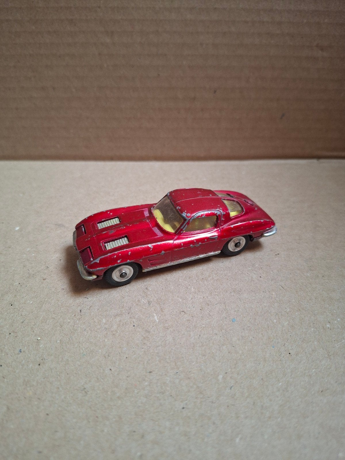 Corgi Toys Chevrolet Corvette Sting Ray - Rood, Hobby en Vrije tijd, Modelauto's | 1:43, Ophalen of Verzenden, Gebruikt, Auto