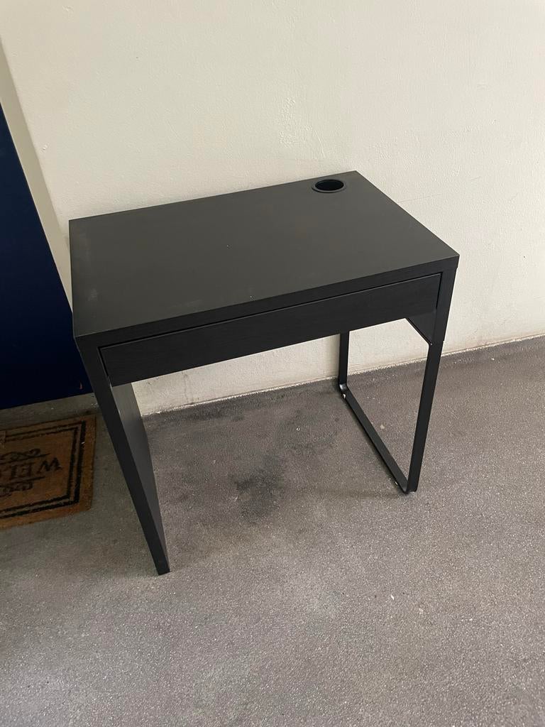 IKEA bureau zo goed als nieuw met lichte gebruikssporen, Ophalen, Zo goed als nieuw
