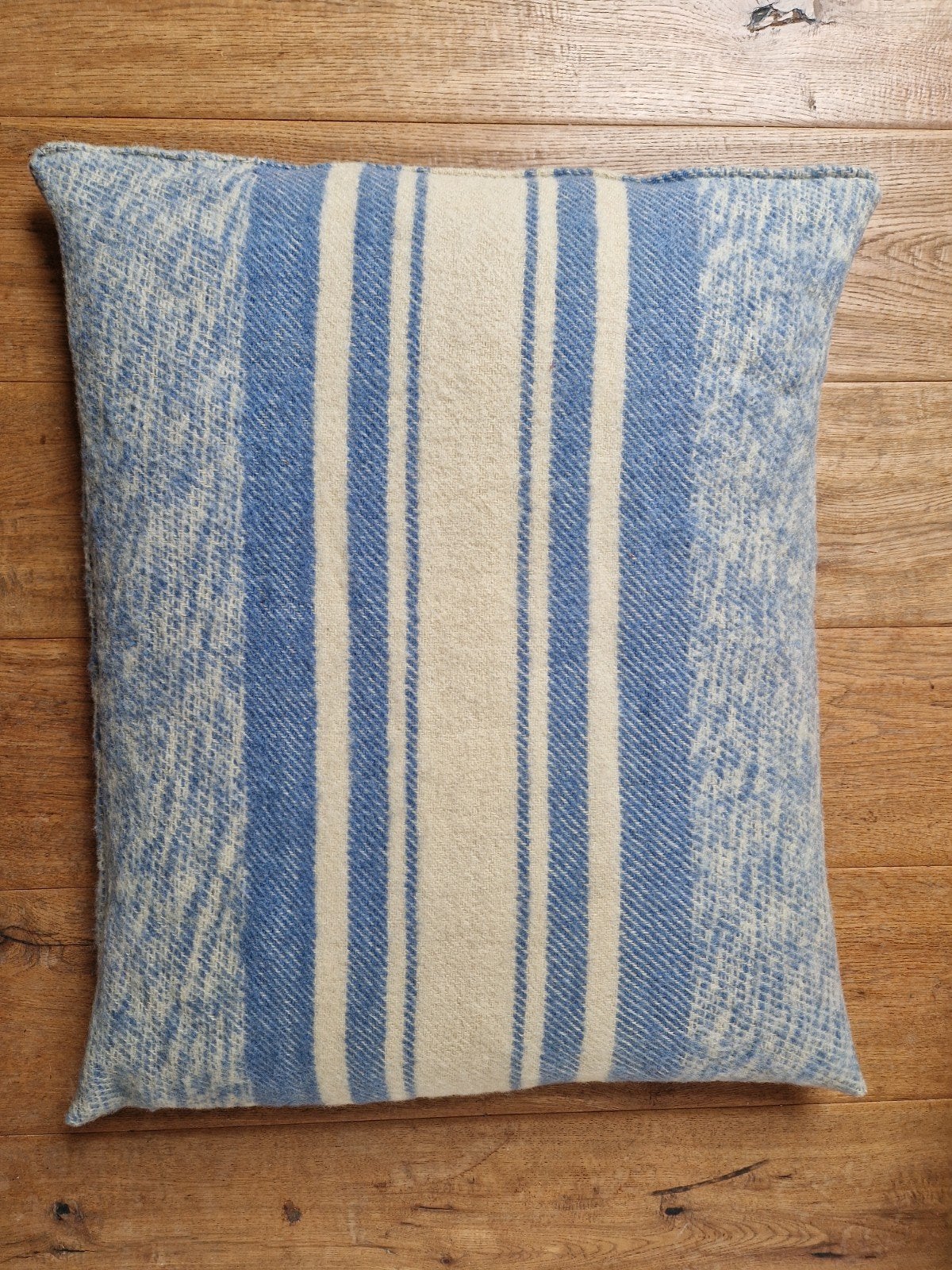 Blauw gestreept wollen sierkussen, Overige merken, Blauw, Met print, Vierkant