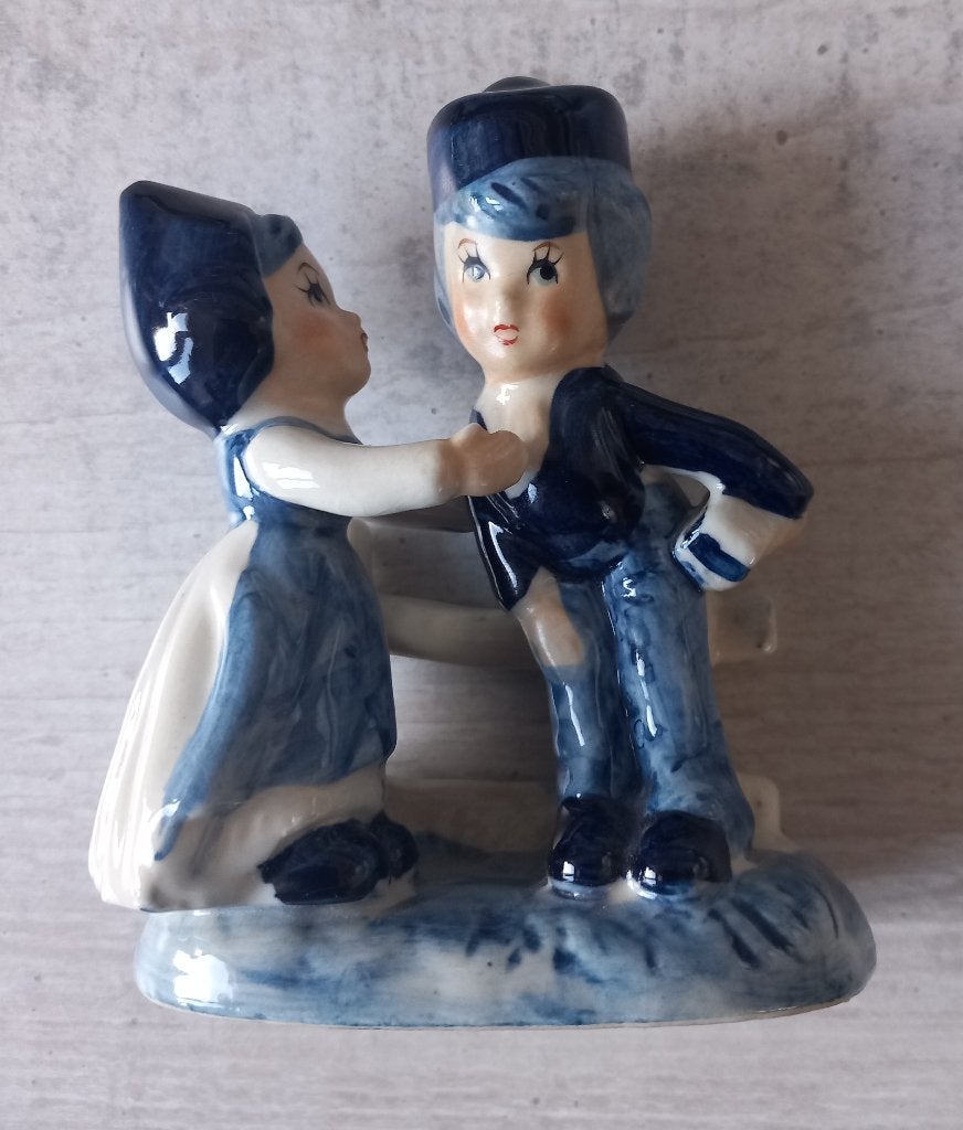 Delfts blauw beeldje van twee poppetje in klederdracht breuk, Ophalen of Verzenden, Gebruikt, Overige typen